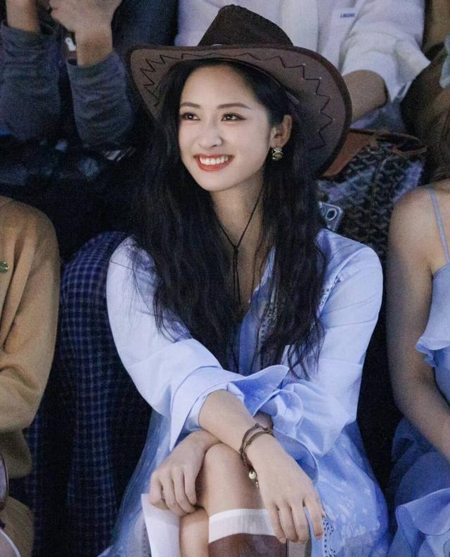 沈月看到半裸男模的反应上热搜 纯情少女破防实录