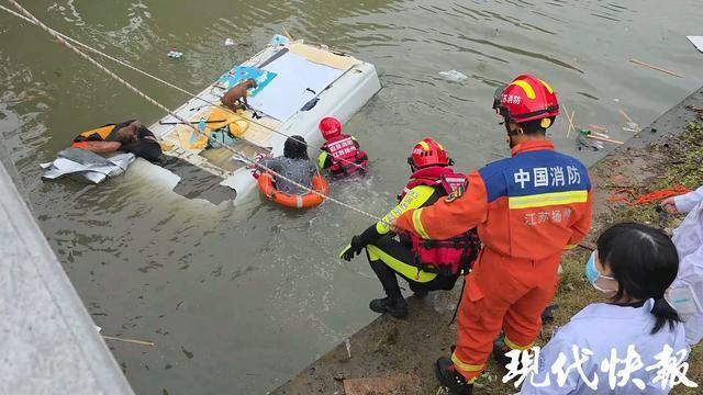 房车不慎坠河 小伙跳河救人 群众合力救援成功