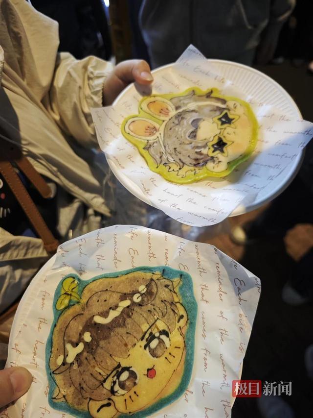 成都女子艺术卡通煎饼摊走红 创意美食吸引大批顾客