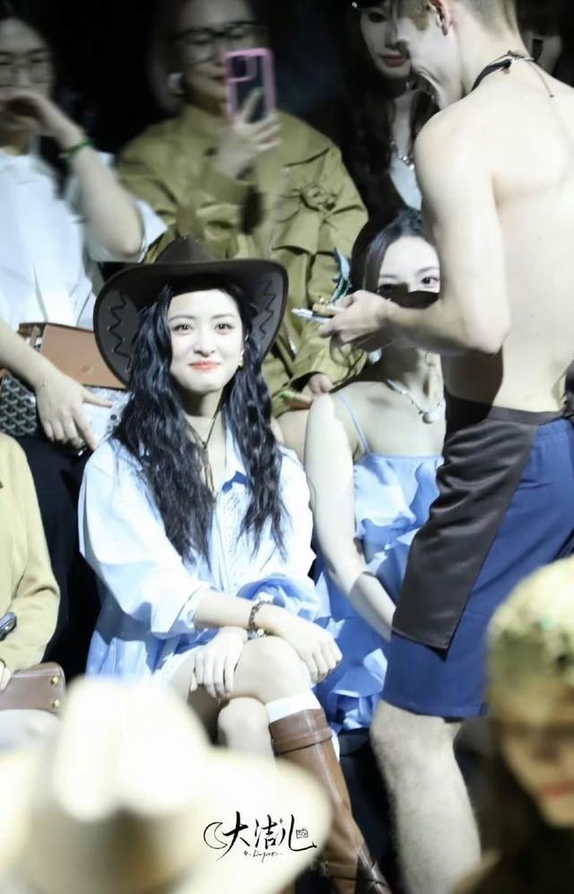 沈月看到半裸男模的反应上热搜 纯情少女破防实录