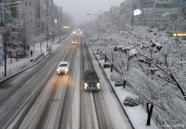 北京多区现零星小雨 山区飘雪 气候变迁下的新常态