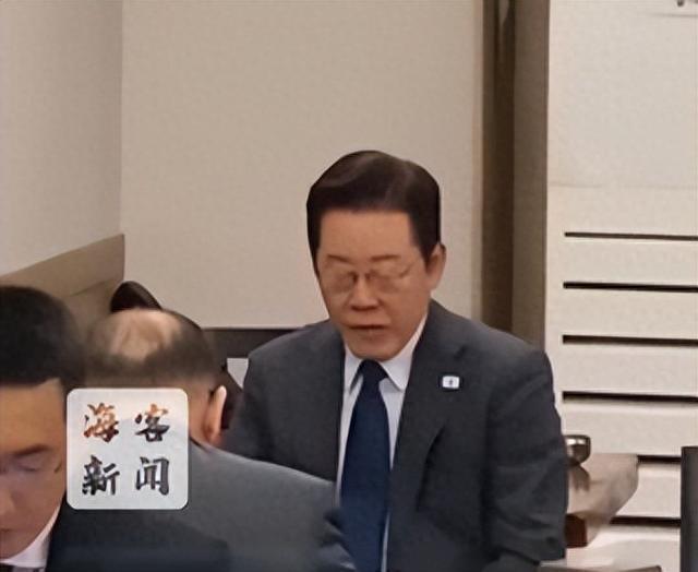 李在明穿西裝下館子喝豬雜湯 支持經(jīng)濟(jì)復(fù)蘇