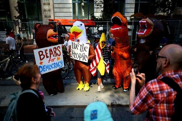 卖崽青蛙为何成美国抗议活动标志 幽默抗议新风尚