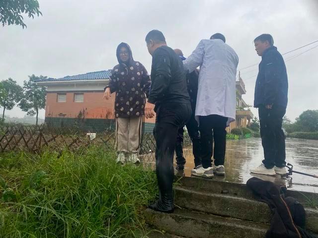 老人坠入深渠两名“老兵”救人 退役军人显担当