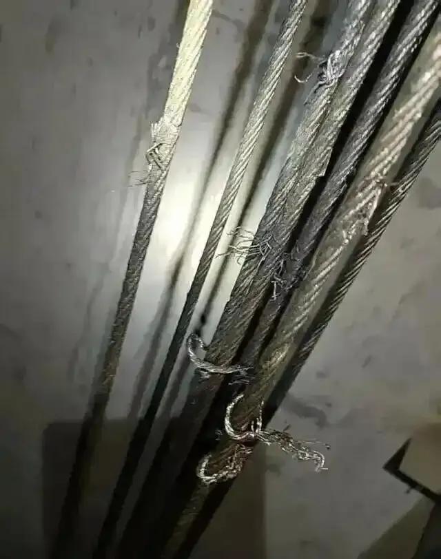 破壞小區(qū)電梯鋼繩，觸碰了"安全高壓線"：惡意行為遭嚴(yán)懲