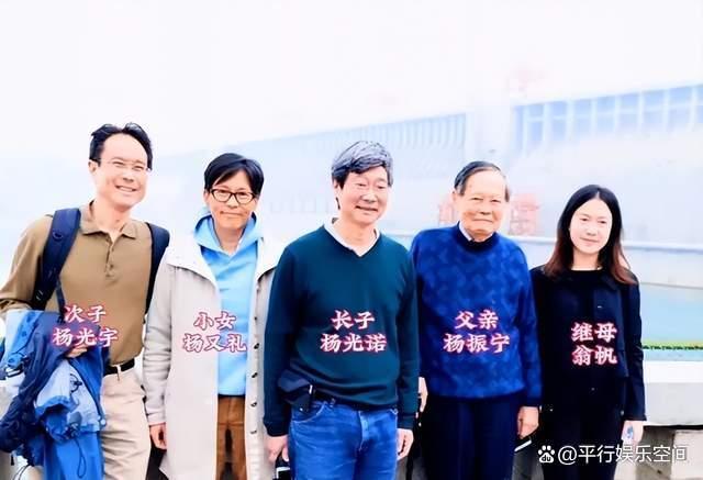 杨振宁葬礼今日举行!遗体覆盖国旗,翁帆站首位,次子杨光宇露面_新闻频道_中华网