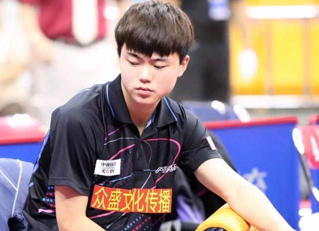 樊振东昔日军训帅照 青春与荣耀的见证