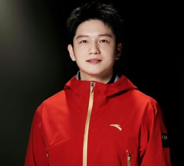 樊振东昔日军训帅照 青春与荣耀的见证