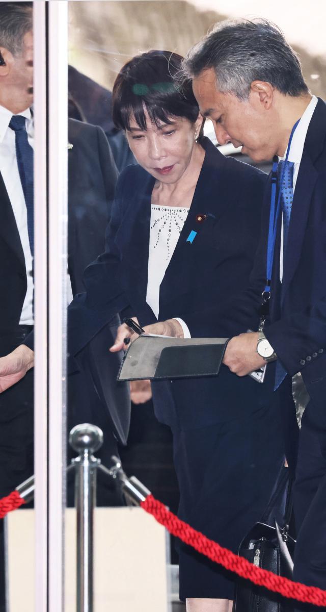 日高校副校长说高市早苗做的过火 肢体语言引发争议