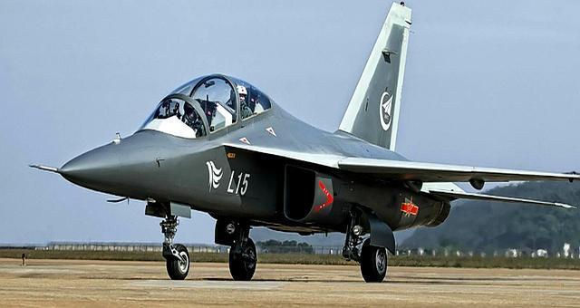 中国“超级小黄蜂”战机试飞炸场!双垂尾藏着啥玄机?作为一架内外兼修的战鹰,难怪它的亮相能引发如此巨大的关注