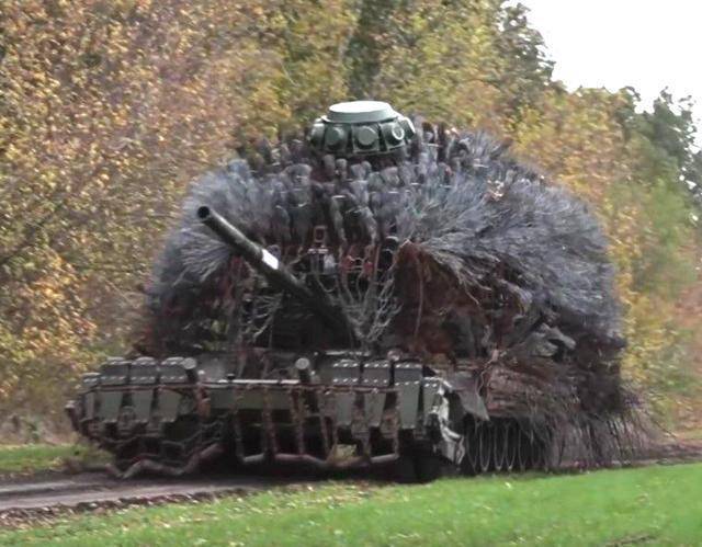 俄军搞豪猪坦克 乌军配刺猬装甲车 战场创新对决