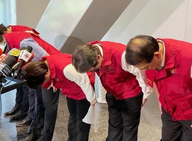 卢秀燕今天两次90度鞠躬道歉 防疫不力引咎自责