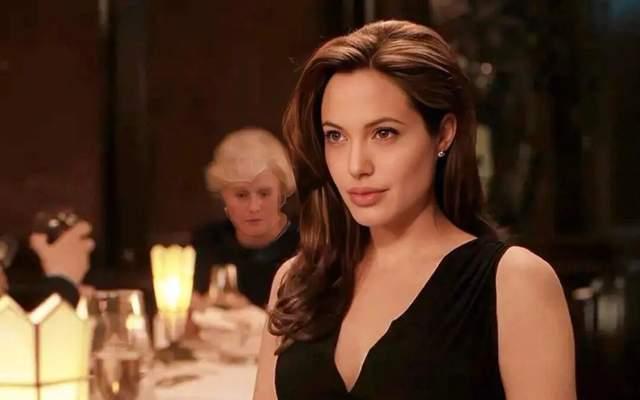 安吉丽娜朱莉访乌保镖被带走