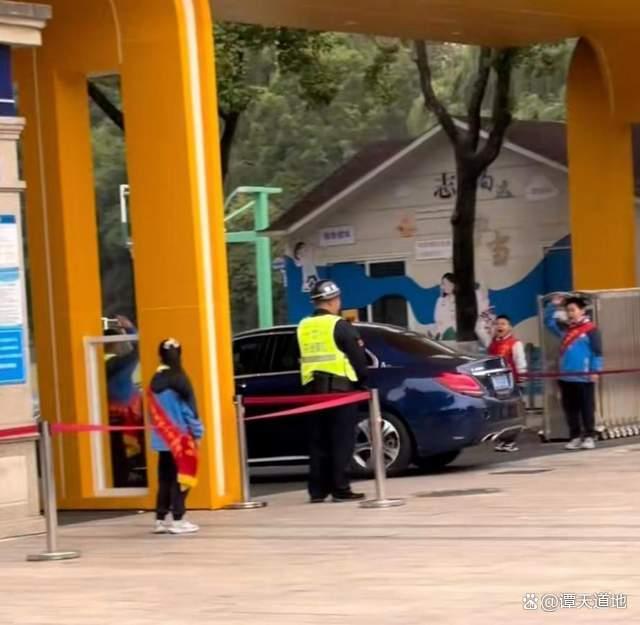 学生敬礼迎车让尊师重道变了味儿