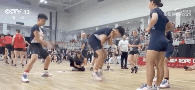 唯一非运动员火炬手为何是他 从山村教师到世界冠军导师