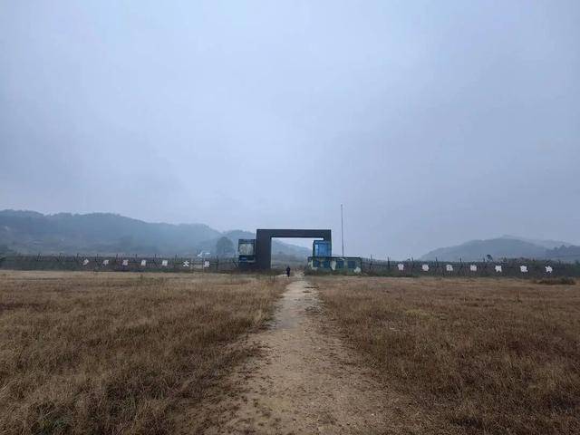 研学机构占用百亩耕地后烂尾7年 农田荒废村民生计受困