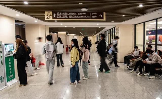 女主播全力吆喝后胸口刺痛瘫倒 肺泡破裂引发纵隔气肿