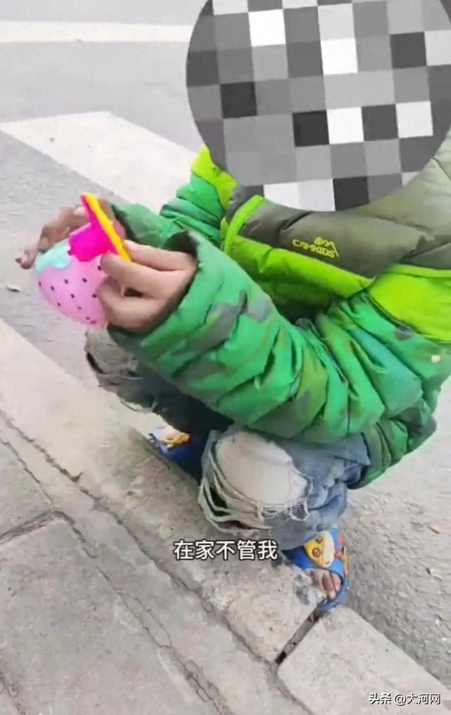 一个失去母亲的女孩在冬天穿着拖鞋去取食物。