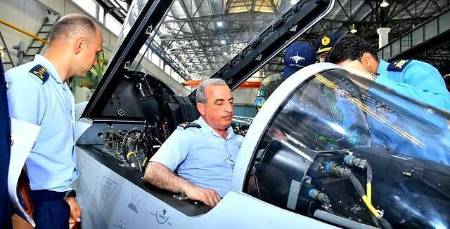 五架枭龙战机交付阿塞拜疆意味什么 阅兵掩护下的精妙交易