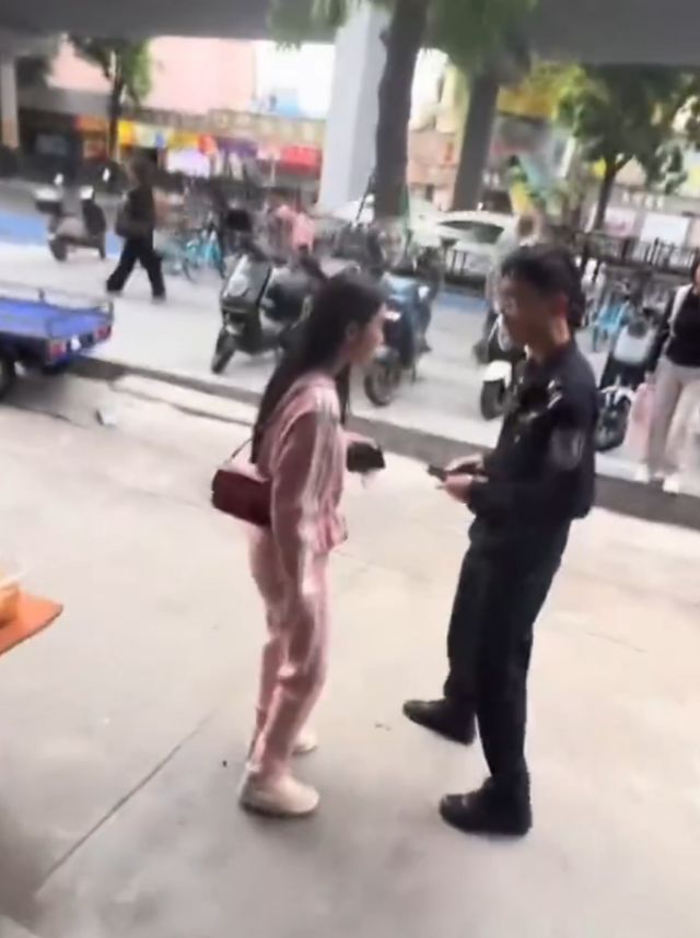 女子捡手机刷机拒还 嚣张态度引争议