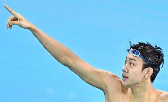 张展硕当记者上瘾了 抢话筒问退役报告