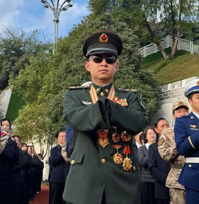 杜富国与华坪女高学生互相鼓励 英雄之泪共情