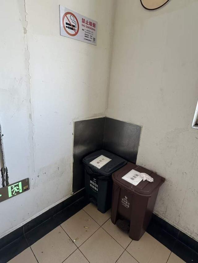 网友吐槽肺科医院楼道烟头遍地 禁烟标识形同虚设