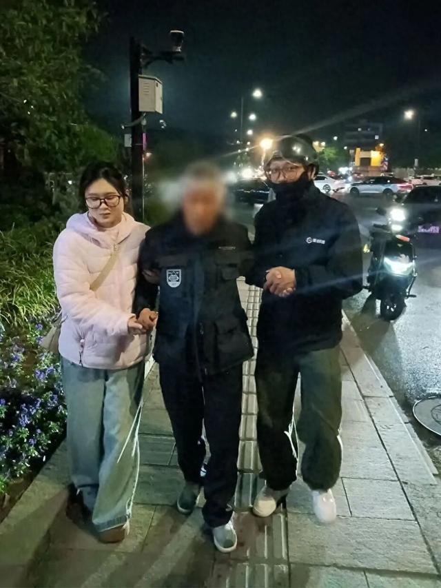 00后姑娘约会路上救助摔倒老人 爱心接力温暖人心