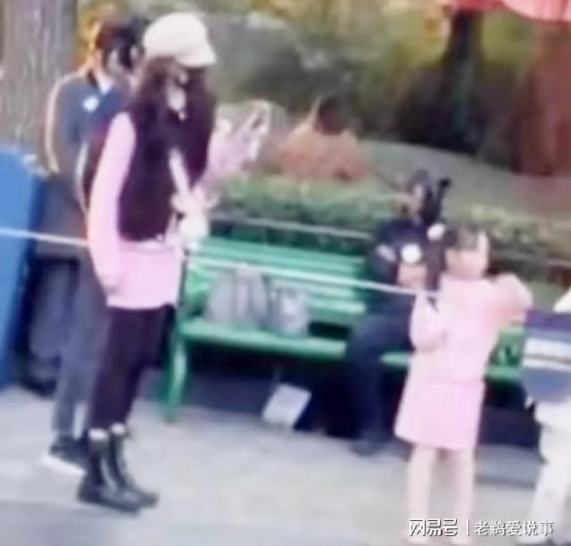 唐嫣父亲参加罗晋父亲葬礼 亲家情深共度难关