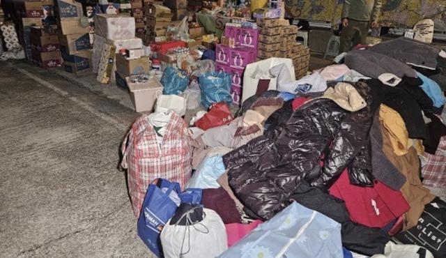 香港熱心市民送物資忍不住落淚 社區(qū)溫情涌動(dòng)