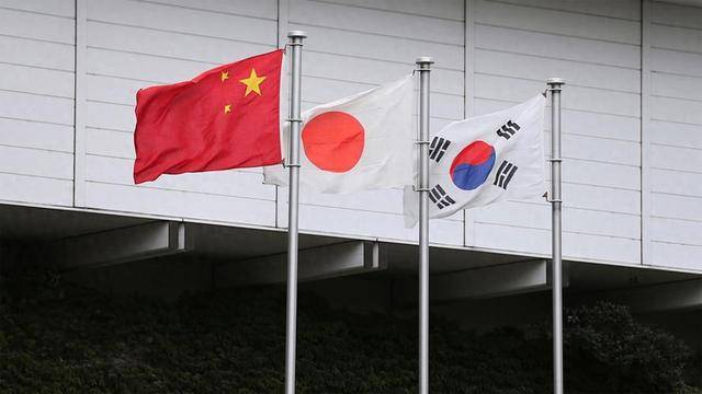 上千人围堵日本首相官邸,石破茂为高市早苗找补:她只是过过嘴瘾