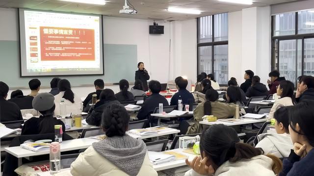 2026年国考371.8万人参加 竞争激烈创历史新高