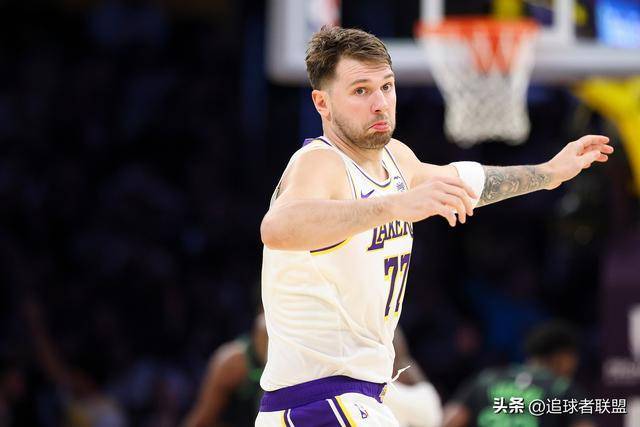 东契奇与费尔斯激烈冲突,顶牛互喷引发争议,冲突后找回场上手感之战