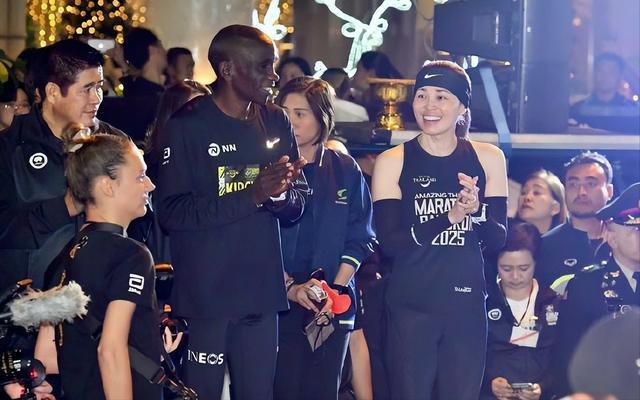 泰国王后跑半马途中护送伤者上车 自律与担当的典范