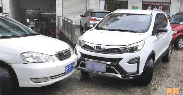 重慶一車輛違規(guī)掉頭撞上裝甲車 維修費誰來付？