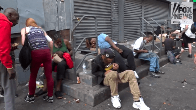 現(xiàn)場(chǎng)：美國(guó)街頭驚現(xiàn)“教學(xué)式”吸毒，頭皮發(fā)麻！