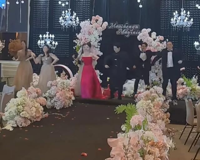 一对新人将婚礼秒变专业舞台 舞林大会点燃现场