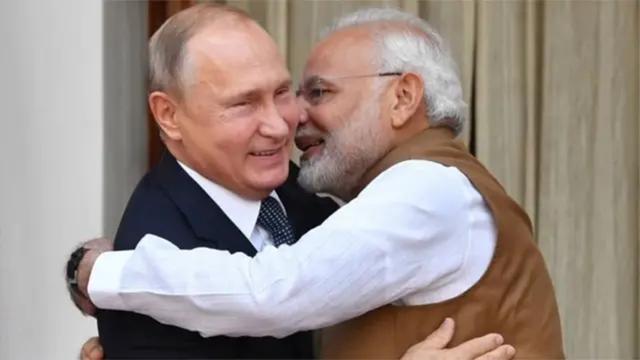 普京:俄无权干涉中印关系 强调三国紧密相连