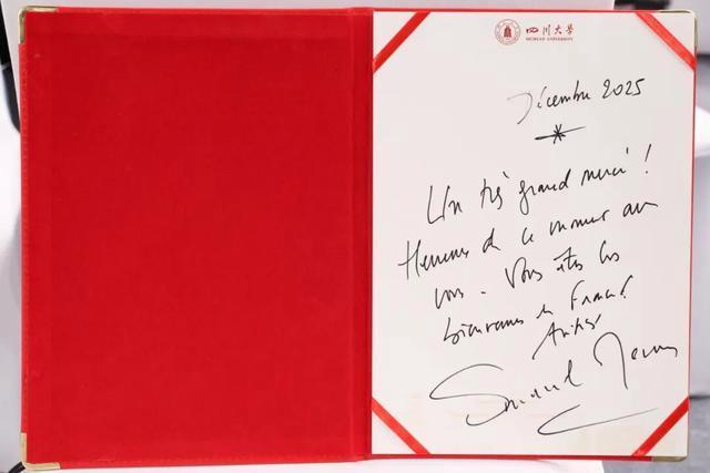 马克龙一路小跑与川大学生见面 中法友谊新篇章