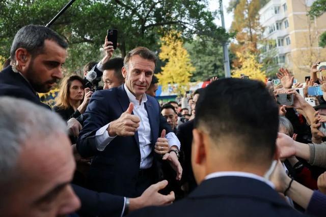 马克龙一路小跑与川大学生见面 中法友谊新篇章