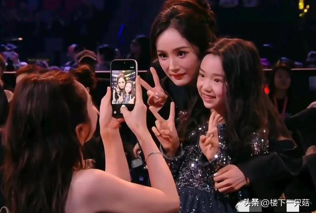 杨幂嫌弃董璇拍照 合影要求高引发互动