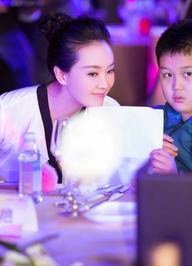 王艳晒儿子近照 19岁球球变化大