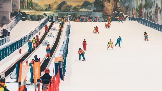 定了！冰雪經(jīng)濟(jì)正在爆發(fā)，不僅是哈爾濱，竟然有70萬(wàn)人在深圳滑雪 南北共熱