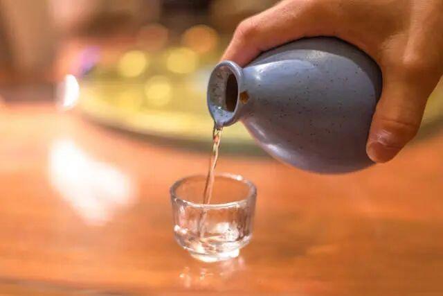 男子酒后坠亡家属起诉足浴店及同饮者 醉酒攀窗酿悲剧