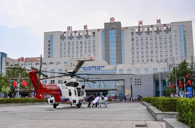 男子误触27500伏高压电5楼坠落重生 生死竞速抢救成功！