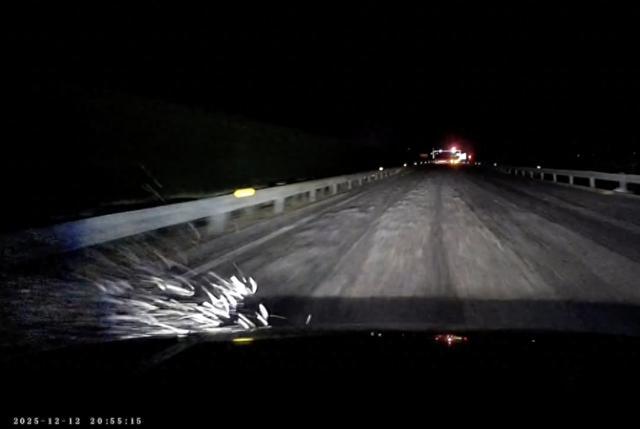 40余车辆遭高速海鲜废料“臭袭”