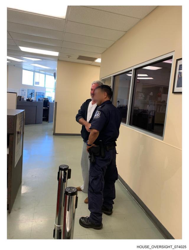 68张新照片被曝：包含相关知名男性影像、大量女性护照照片 爱泼斯坦案再掀波澜