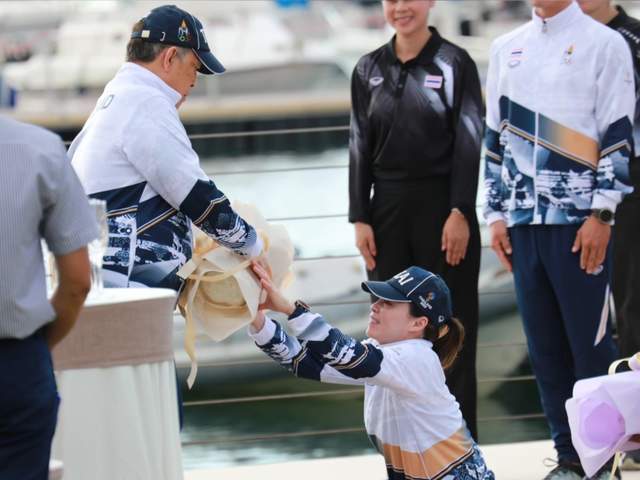 泰国王后素提达参加帆船比赛夺冠 传奇故事诞生