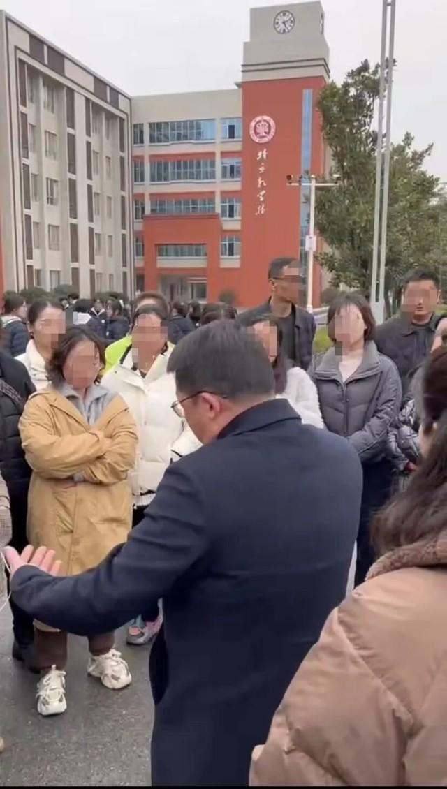 “女子拉人進(jìn)群被跨省傳喚”上熱搜，源頭竟是家校矛盾