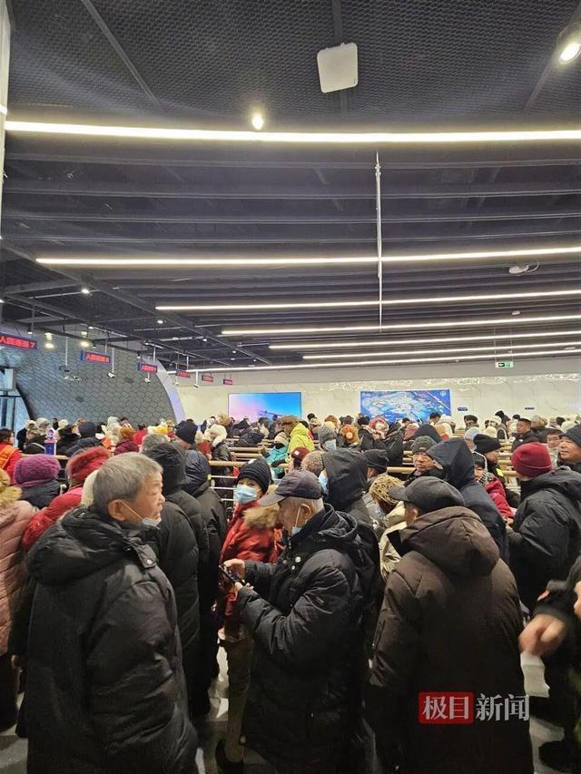 冰雕黄鹤楼亮相哈尔滨冰雪大世界 游客争相打卡拍照